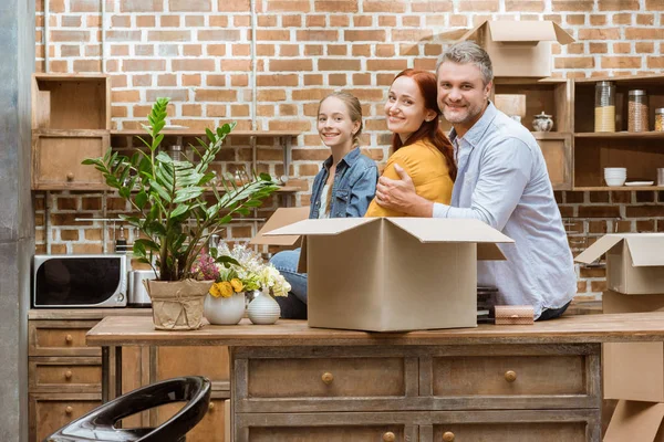 Familie im neuen Zuhause — Stockfoto