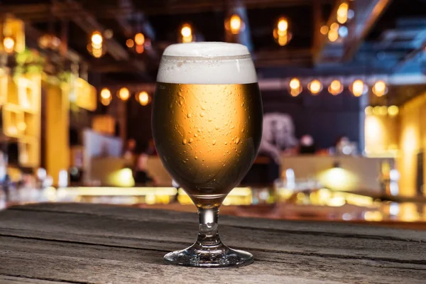 Vaso de cerveza en la mesa - foto de stock