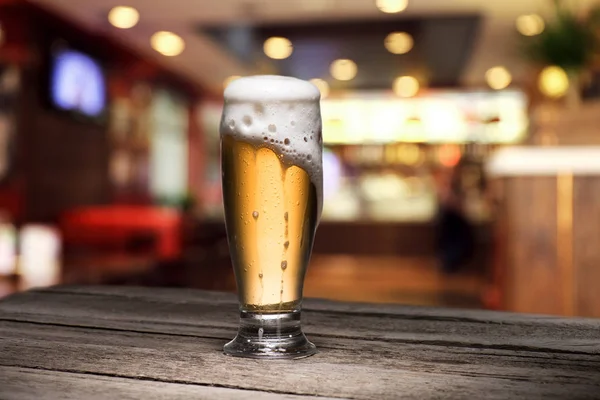 Caneca de cerveja na mesa — Fotografia de Stock