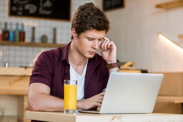 Homme utilisant un ordinateur portable — Photo de stock