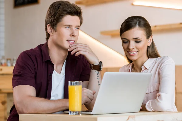 Paar benutzt Laptop — Stockfoto