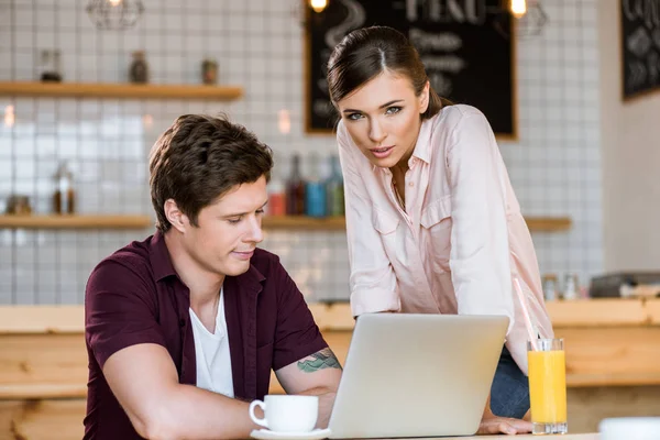 Casal usando laptop — Fotografia de Stock