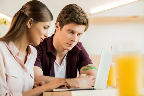 Pareja usando portátil - foto de stock