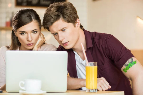 Pareja usando portátil - foto de stock