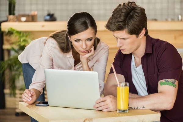 Pareja usando portátil - foto de stock