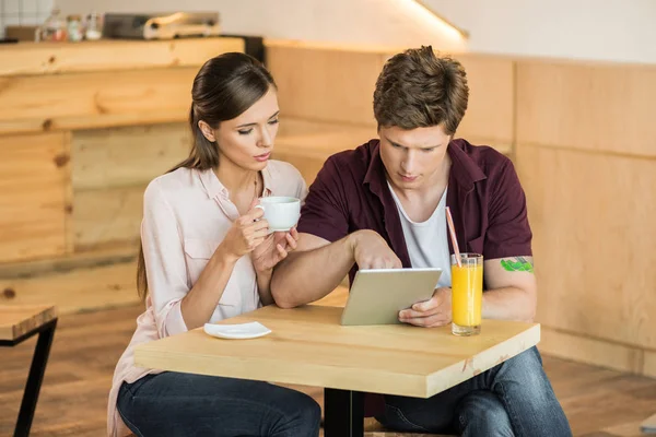 Couple utilisant une tablette numérique — Photo de stock