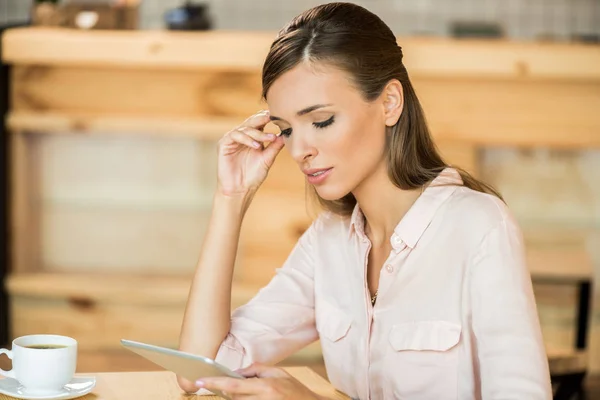 Femme utilisant une tablette numérique — Photo de stock