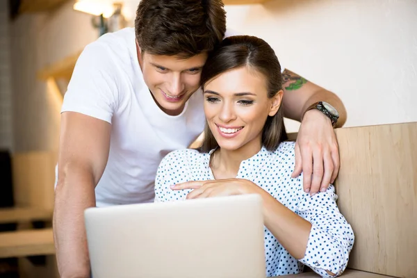 Pareja usando portátil - foto de stock