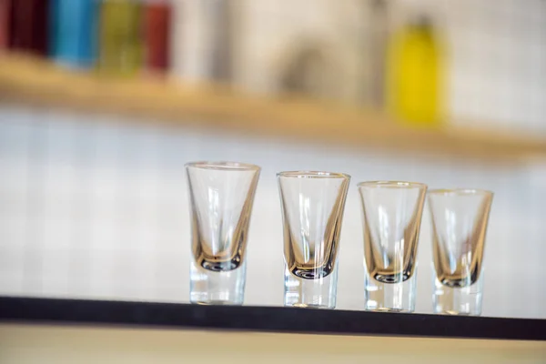 Vasos vacíos en mostrador de bar - foto de stock