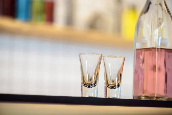 Vasos vacíos en mostrador de bar - foto de stock