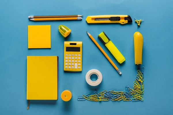 Composition des fournitures scolaires — Photo de stock