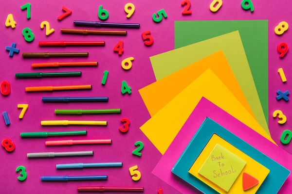 Composición de papeles y marcadores de colores - foto de stock
