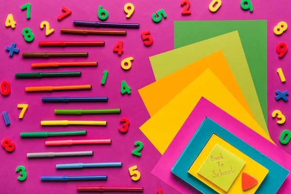 Composición de papeles y marcadores de colores — Stock Photo