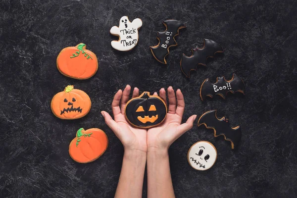 Mujer celebración halloween cookie - foto de stock