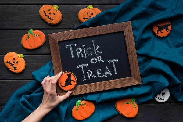 Composición de Halloween con pizarra y galletas - foto de stock