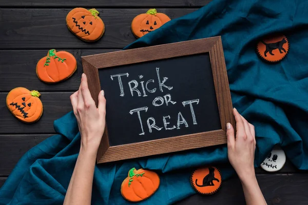Composición de Halloween con pizarra y galletas - foto de stock