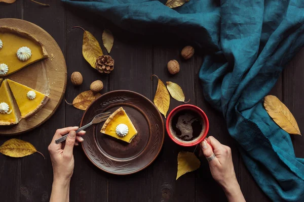 Mujer comiendo tarta de calabaza — Stock Photo