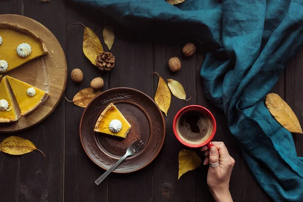 Torta di zucca su tavolo di legno — Foto stock