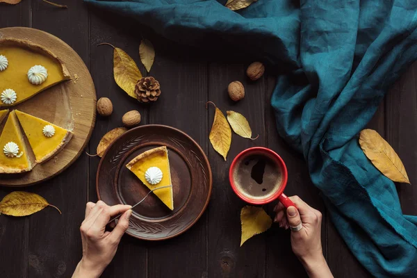 Woman eating pumpkin tart — Stock Photo