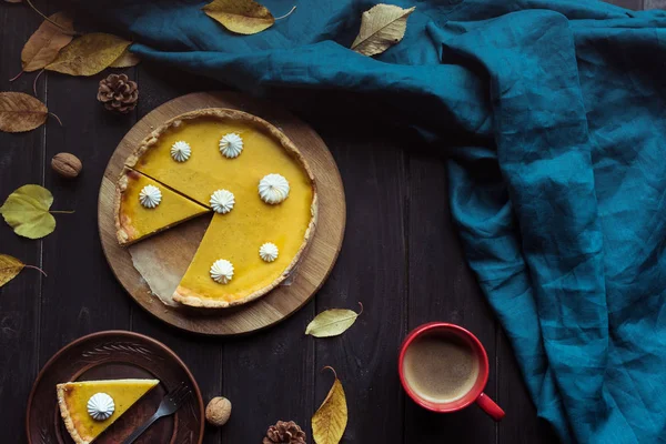 Tarta de calabaza y hojas de otoño - foto de stock