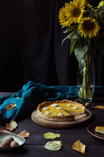 Torta di zucca e girasoli decorativi — Foto stock