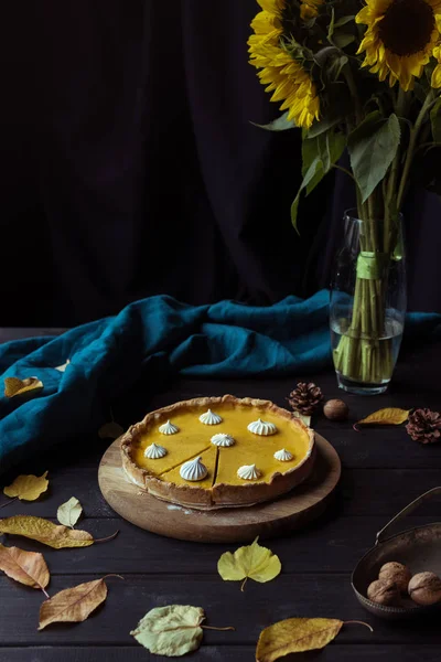 Pumpkin pie and decorative sunflowers — Stock Photo