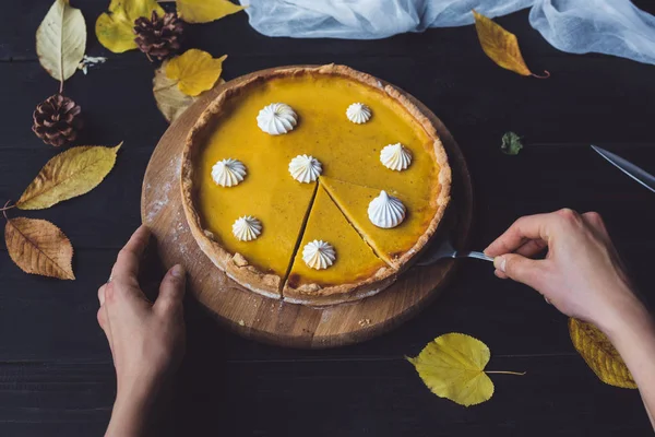 Mains féminines prenant un morceau de tarte — Photo de stock