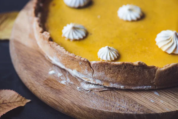 Pumpkin pie on chopping block — Stock Photo