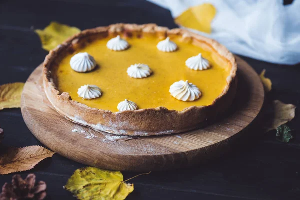 Pumpkin pie on chopping block — Stock Photo