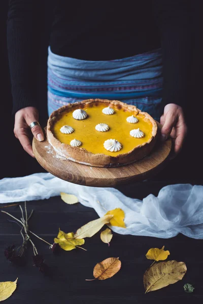 Mains féminines tenant tarte à la citrouille — Photo de stock