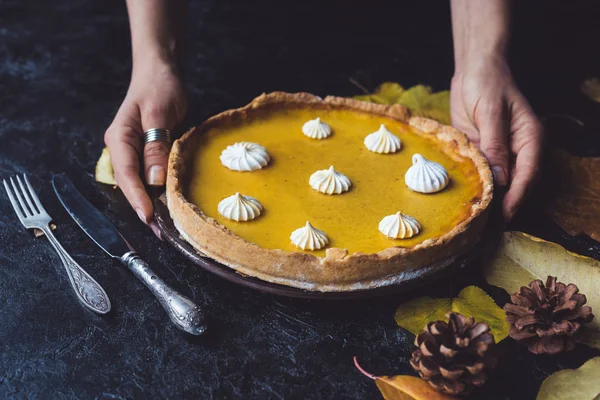 Mains féminines plaçant tarte sur le comptoir — Photo de stock