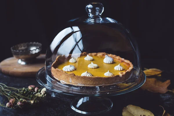 Pastel de calabaza en soporte de pastel de vidrio - foto de stock