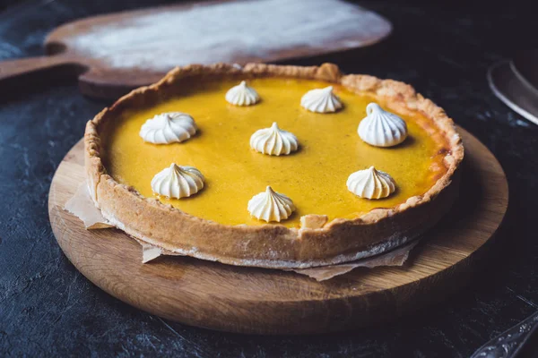 Torta di zucca sul blocco di taglio — Foto stock