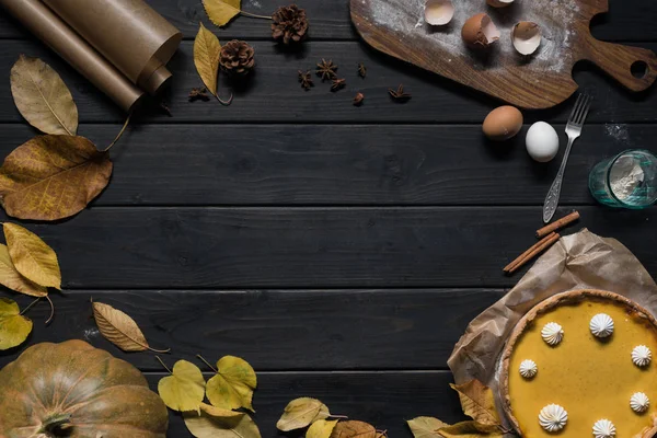 Composición con pastel de calabaza y hojas de otoño - foto de stock