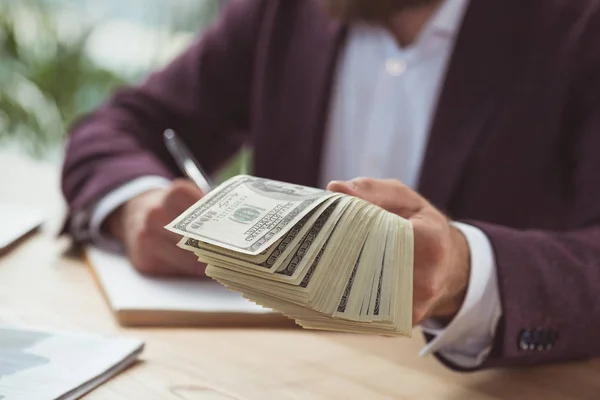 Geschäftsmann mit Dollarnoten — Stockfoto