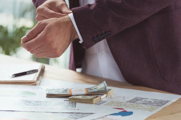 Homem de negócios com papelada e dinheiro — Fotografia de Stock