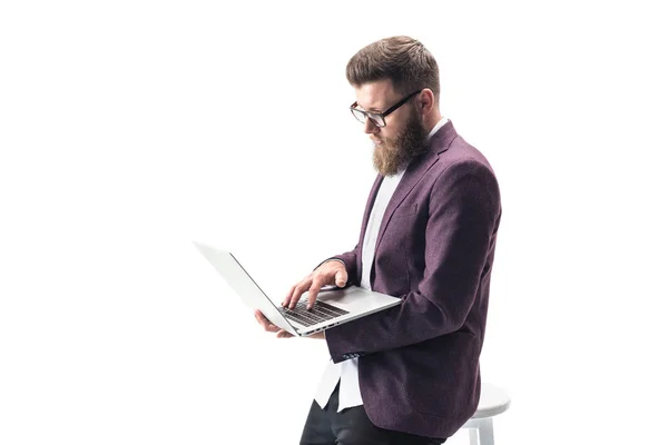 Uomo d'affari che utilizza laptop — Foto stock