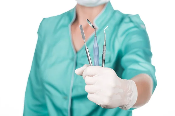 Dentista profissional segurando instrumentos — Fotografia de Stock