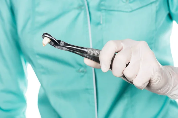Pinzetta dentista con dentiera — Foto stock