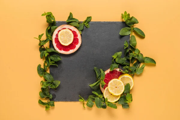 Mint leaves and citrus slices — Stock Photo