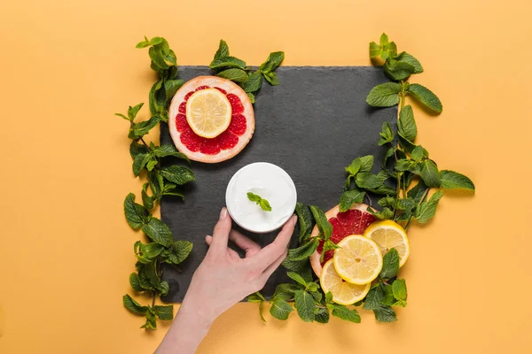 Mano con crema cítrica - foto de stock