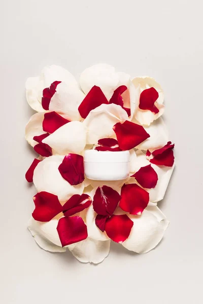 Crème sur pétales de rose — Photo de stock