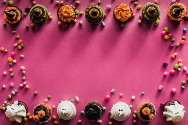 Cupcakes et bonbons d'Halloween — Photo de stock