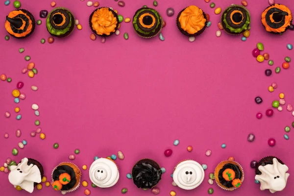 Cupcakes y caramelos de halloween - foto de stock