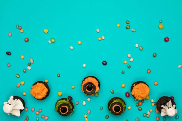 Halloween cupcakes and candies — Stock Photo