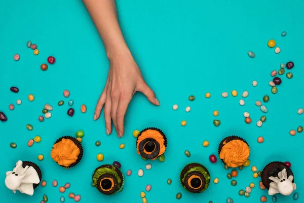 Hand und Halloween Cupcakes — Stockfoto