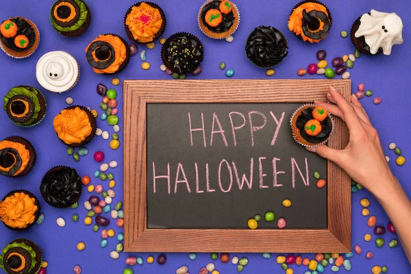 Cupcakes y tablero de Halloween - foto de stock