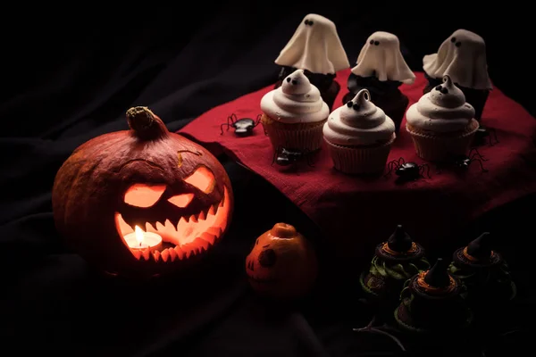 Кексы и тыква на Хэллоуин — стоковое фото