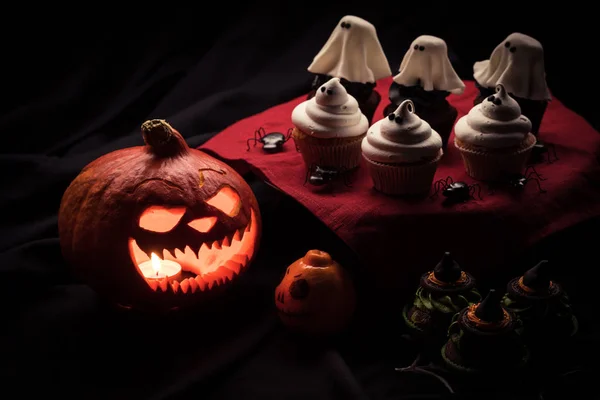 Halloween cupcakes and pumpkin — Stock Photo
