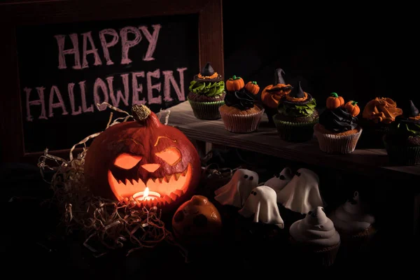 Halloween cupcakes and pumpkin — Stock Photo